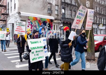 New York, NY, États-Unis. 6 mars 2021. Les laveries du centre des laveries de New York défilent dans East Houston Street en signe de protestation contre le licenciement par LIOX/Wash Supply de travailleurs récemment syndiqués. Les manifestants ont porté des panneaux en anglais et en espagnol, et ont défilé de la laverie automatique sur Allen Street dans le Lower East Side de New York jusqu'au Whole Foods Store (propriété d'Amazon) sur East Houston Street, et sont allés de là au Triangle Shirtwaist Building près de Washington Square. Credit: Ed Lefkowicz/Alay Live News Banque D'Images