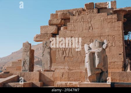 Ruines du temple égyptien de Ramesseum, temple funéraire de Pharaon Ramses II XIII siècle av. J.-C. , près de la ville moderne de Louxor. Banque D'Images