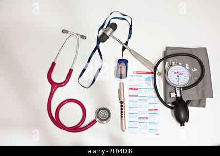 dispositifs médicaux: oxymètre de pouls, sphygmomanomètre, stéthoscope, carte ecg, lampe-stylo et marteau médical Banque D'Images