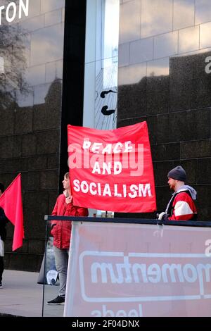 LEEDS, ROYAUME-UNI - 04 janvier 2020 : manifestants dans le centre-ville de Leeds avec signe de paix et socialisme protestant contre une guerre contre l'Iran Banque D'Images