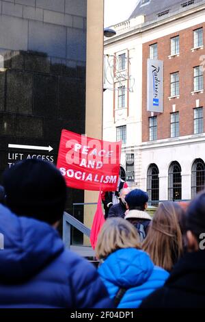 LEEDS, ROYAUME-UNI - 04 janvier 2020 : manifestation de paix dans le centre-ville de Leeds contre la guerre contre l'Iran après une grève aérienne en provenance des États-Unis Banque D'Images