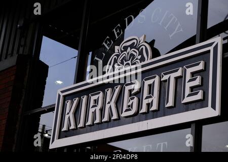 LEEDS, ROYAUME-UNI - 04 janvier 2020 : enseigne du marché Leeds Kirkgate au-dessus de l'entrée automatique des portes Banque D'Images