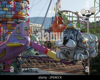 GENÈVE, SUISSE - 04 janvier 2020 : chien gris avec une casquette dans un carrousel Banque D'Images