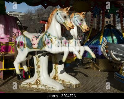 GENÈVE, SUISSE - 04 janvier 2020 : deux chevaux à carrousel blanc à la foire d'amusement Banque D'Images