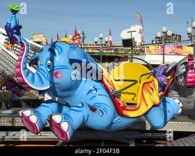 GENÈVE, SUISSE - 04 janvier 2020 : éléphant de course (ou de vol) dans un carrousel Banque D'Images