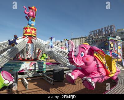 GENÈVE, SUISSE - 04 janvier 2020 : deux éléphants roses dans un carrousel Banque D'Images