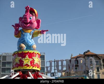 GENÈVE, SUISSE - 04 janvier 2020 : éléphant rose sur le dessus d'un carrousel Banque D'Images