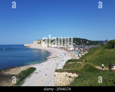 Une belle photo de personnes sur la mer sous un Ciel bleu à Étretat France- Banque D'Images