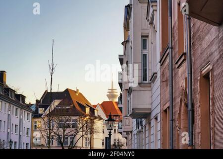 Belles maisons privées dans le quartier chic d'Oberkassel à Düsseldorf, avec tour du Rhin en arrière-plan. Banque D'Images