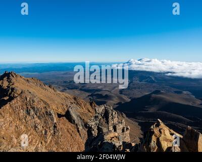 Lac du cratère du mont ruapehu en été avec de la neige légère Banque D'Images