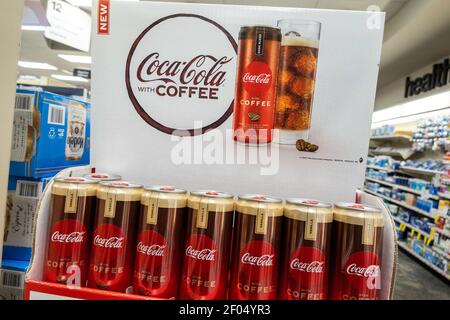 Afficher dans CVS Drugstore, Coca-Cola avec café, NYC, Etats-Unis Banque D'Images