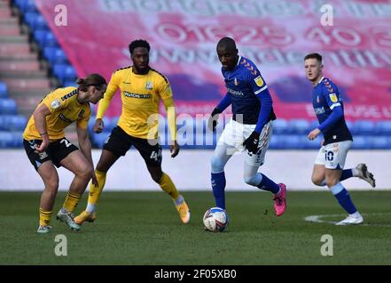 OLDHAM, ANGLETERRE. 6 MARS : Dylan Bahamboula d'Oldham Athletic s'est hti de Kyle Taylor de Southend lors du match de la Sky Bet League 2 entre Oldham Athletic et Southend United à Boundary Park, Oldham, le samedi 6 mars 2021. (Credit: Eddie Garvey | MI News) Credit: MI News & Sport /Alay Live News Banque D'Images