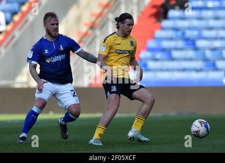 OLDHAM, ANGLETERRE.6 MARS : Marcel Hilssner d'Oldham Athletic ferme Kyle Taylor de Southend United lors du match Sky Bet League 2 entre Oldham Athletic et Southend United à Boundary Park, Oldham, le samedi 6 mars 2021. (Credit: Eddie Garvey | MI News) Credit: MI News & Sport /Alay Live News Banque D'Images