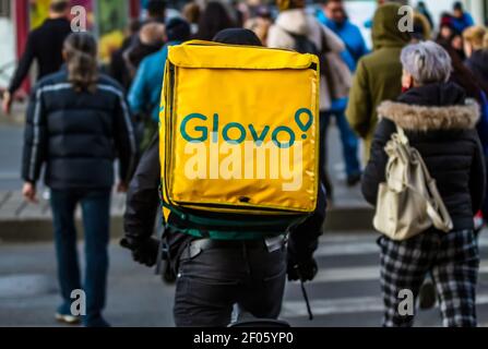 Bucarest, Roumanie - 28 janvier 2020: Un service de livraison de nourriture Glovo livre de la nourriture à Bucarest, Roumanie. Banque D'Images