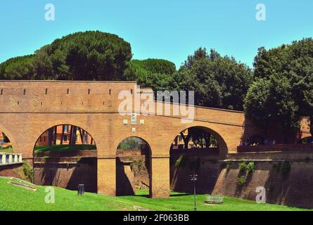 Un fragment de Passetto di Borgo -- le chemin élevé vers le Vatican à Rome Banque D'Images