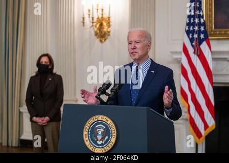 LE président AMÉRICAIN Joe Biden, en compagnie du vice-président Kamala Harris, prononce un discours sur l'adoption par le Sénat du projet de loi d'allégement de 1.9 billions de dollars sur le coronavirus, émanant de la salle à manger de l'État de la Maison Blanche à Washington, DC, États-Unis, le 06 mars 2021. Le projet de loi revient maintenant à la Chambre pour la réconciliation où il est prévu pour un vote mardi prochain. Crédit : Shawn Thew/Pool via CNP /MediaPunch Banque D'Images