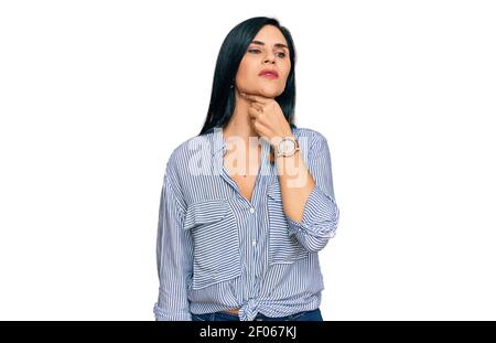 Jeune femme caucasienne portant des vêtements décontractés touchant le cou douloureux, le mal de gorge pour la grippe, la motte et l'infection Banque D'Images