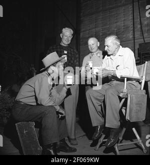 ALAN LADD sur le plateau boire du café candid avec film Crew Au cours du tournage du ROMAN Max du réalisateur de MARQUE RUDOLPH MATÉ en 1950 Images de marque Paramount Banque D'Images