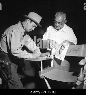 ALAN LADD sur le set affiche des photos pour un film Membre de l'équipe pendant le tournage du RÉALISATEUR DE MARQUE RUDOLPH MATÉ en 1950 Images de Paramount de marque Novel Max Banque D'Images