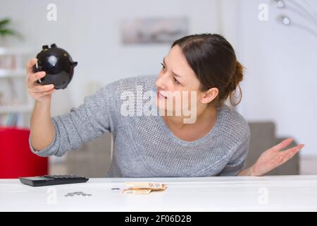 la faillite a brisé une femme avec une banque de porc Banque D'Images