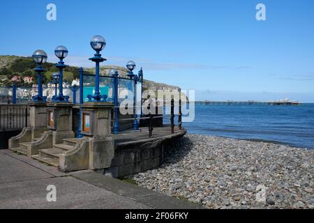 Llandudno Bandstand sur la Promenade avec Llandudno Pier dans le Distance Llandudno Nord pays de Galles Royaume-Uni Banque D'Images