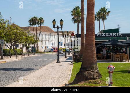 Faro, Portugal - avril 9 2020. Vue sur le centre-ville de Faro à côté du port en été. Algarve. Banque D'Images