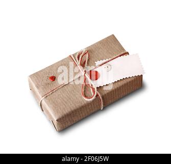 Boîte cadeau artisanale avec étiquette vierge isolée Banque D'Images