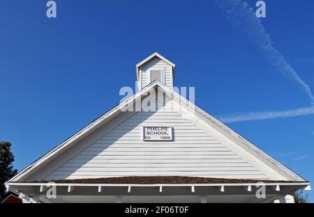 La façade et le clocher de l'école à une pièce dans le hameau de Phelps, Missouri, route 66. Le bâtiment historique a été récemment restauré. Banque D'Images