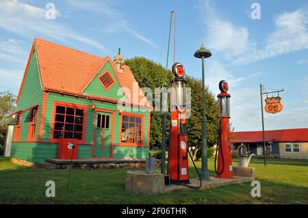 Des pompes à carburant d'époque et une station-service historique Phillips 66 à Red Oak II, une collection de bâtiments patrimoniaux déménagée sur le site près de Carthage, Missouri. Banque D'Images