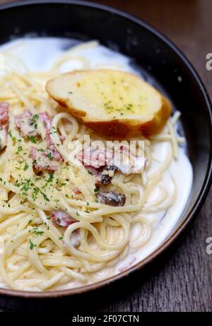 Délicieux spaghetti Carbonara - frais et encore chaud Banque D'Images