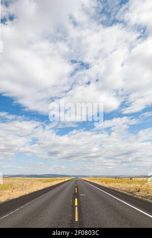 Une route ouverte dans l'Ouest américain sous des nuages puffy Offre la liberté à travers l'État de Washington et au-delà Banque D'Images