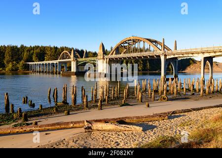 Le pont de la rivière Siuslaw au feu du matin à Florence Oregon Banque D'Images