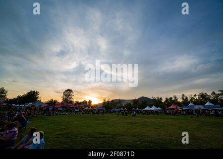 Temecula, 29 MAI 2015 - les gens attendent le festival de la montgolfière et du vin de la vallée de Temecula Banque D'Images