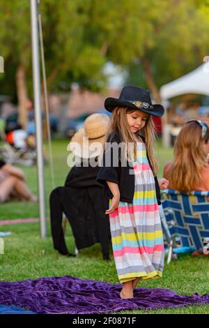 Temecula, le 29 MAI 2015 - une petite fille danse au Festival de montgolfières et de vins de la vallée de Temecula Banque D'Images