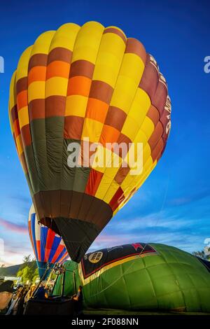 Temecula, le 29 MAI 2015 - Worker prépare le ballon à air chaud pour le Festival de montgolfières et de vins de Temecula Valley Banque D'Images