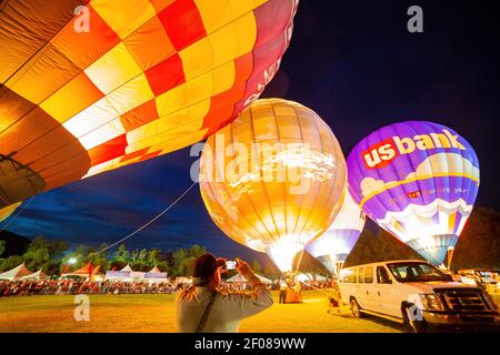 Temecula, 29 MAI 2015 - vue nocturne de quelques belles montgolfière dans la Temecula Valley Balloon and Wine Festival Banque D'Images