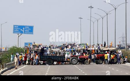 New Delhi, Inde. 6 mars 2021. Le 6 mars 2021, des agriculteurs indiens bloquent une grande route lors d'une manifestation contre de nouvelles lois agricoles à la frontière entre New Delhi et l'État de Haryana, en Inde. Credit: Partha Sarkar/Xinhua/Alamy Live News Banque D'Images