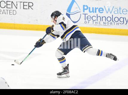 Fargo, Dakota du Nord, États-Unis. 6 mars 2021. Sioux Falls Stampede Brandon Chabrier (2) tire le palet lors d'un match de l'USHL entre Sioux Falls Stampede et la Fargo Force au Scheels Arena de Fargo, dans le Dakota du Nord. Photo de Russell Hons/CSM/Alamy Live News Banque D'Images