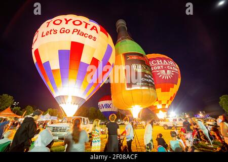 Temecula, 29 MAI 2015 - vue nocturne de quelques belles montgolfière dans la Temecula Valley Balloon and Wine Festival Banque D'Images