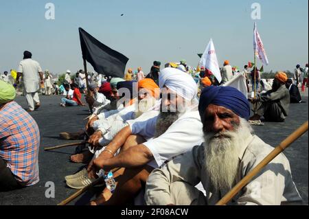 New Delhi, Inde. 6 mars 2021. Le 6 mars 2021, des agriculteurs indiens bloquent une grande route lors d'une manifestation contre de nouvelles lois agricoles à la frontière entre New Delhi et l'État de Haryana, en Inde. Credit: Partha Sarkar/Xinhua/Alamy Live News Banque D'Images