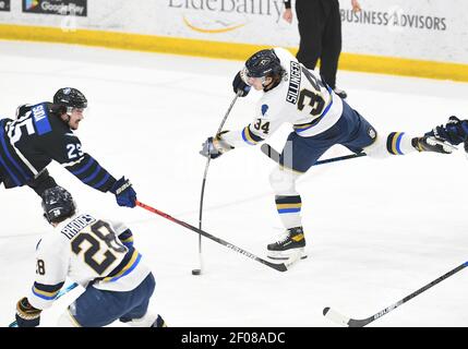 Fargo, Dakota du Nord, États-Unis. 6 mars 2021. Sioux Falls Stampede Cole Sillinger (34) tire le palet lors d'un match de l'USHL entre Sioux Falls Stampede et la Fargo Force au Scheels Arena de Fargo, dans le Dakota du Nord. Photo de Russell Hons/CSM/Alamy Live News Banque D'Images