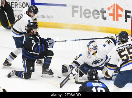 Fargo, Dakota du Nord, États-Unis. 6 mars 2021. Le gardien de but du Stampede de Sioux Falls Trent Burnham (35) bloque un tir lors d'un match de l'USHL entre le Sioux Falls Stampede et la Fargo Force au Scheels Arena de Fargo, dans le Dakota du Nord. Photo de Russell Hons/CSM/Alamy Live News Banque D'Images