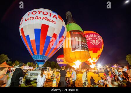 Temecula, 29 MAI 2015 - vue nocturne de quelques belles montgolfière dans la Temecula Valley Balloon and Wine Festival Banque D'Images