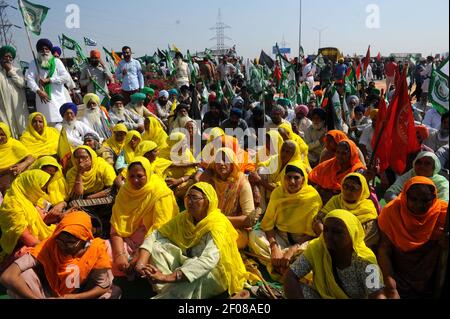 New Delhi, Inde. 6 mars 2021. Le 6 mars 2021, des agriculteurs indiens bloquent une grande route lors d'une manifestation contre de nouvelles lois agricoles à la frontière entre New Delhi et l'État de Haryana, en Inde. Credit: Partha Sarkar/Xinhua/Alamy Live News Banque D'Images