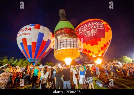 Temecula, 29 MAI 2015 - vue nocturne de quelques belles montgolfière dans la Temecula Valley Balloon and Wine Festival Banque D'Images