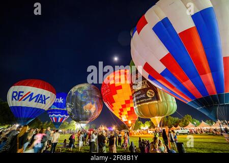 Temecula, 29 MAI 2015 - vue nocturne de quelques belles montgolfière dans la Temecula Valley Balloon and Wine Festival Banque D'Images