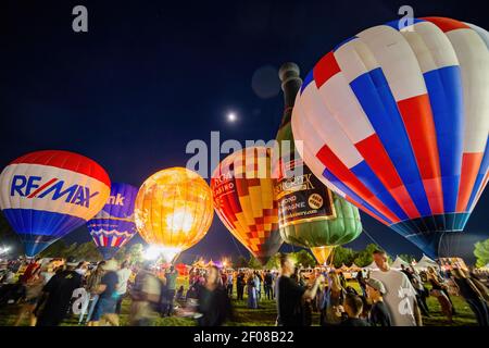 Temecula, 29 MAI 2015 - vue nocturne de quelques belles montgolfière dans la Temecula Valley Balloon and Wine Festival Banque D'Images