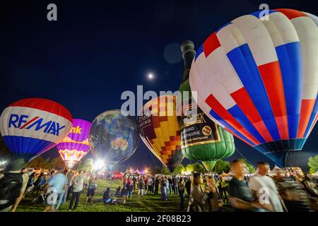 Temecula, 29 MAI 2015 - vue nocturne de quelques belles montgolfière dans la Temecula Valley Balloon and Wine Festival Banque D'Images