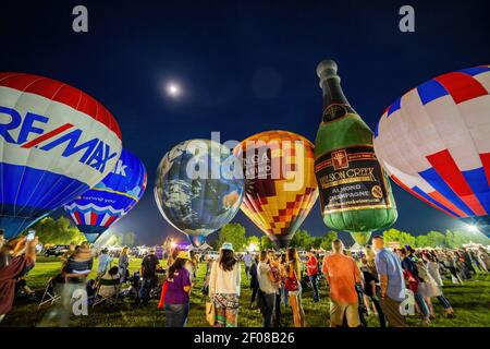 Temecula, 29 MAI 2015 - vue nocturne de quelques belles montgolfière dans la Temecula Valley Balloon and Wine Festival Banque D'Images