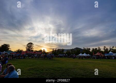 Temecula, 29 MAI 2015 - les gens attendent le festival de la montgolfière et du vin de la vallée de Temecula Banque D'Images